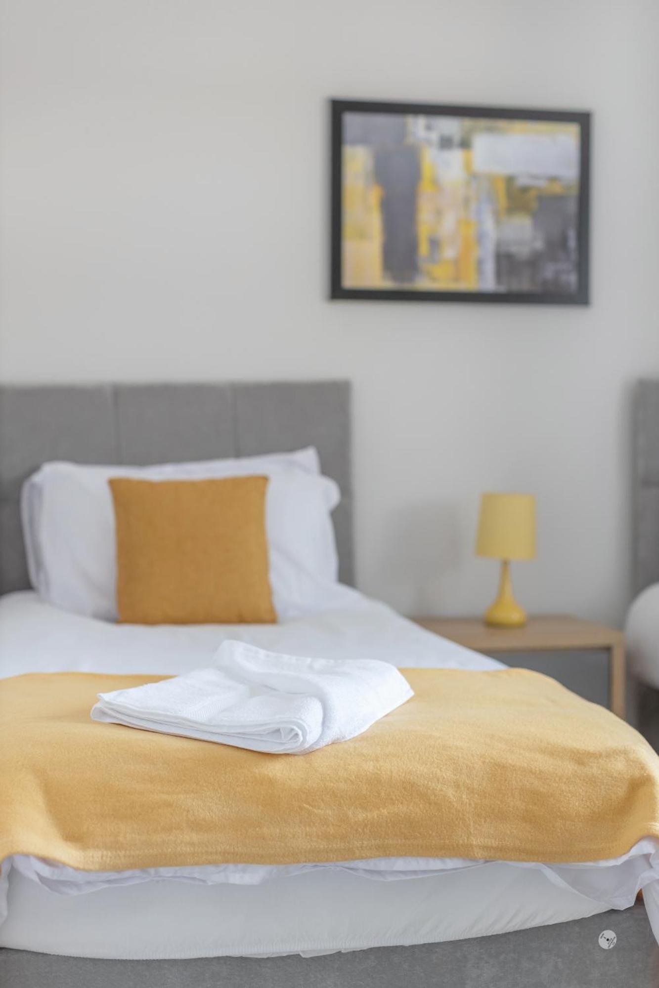Opp B'Ham - Freshly Refurbished Walls And Carpets! Big Savings Booking 7 Days Or More! Apartman Marston Green Kültér fotó